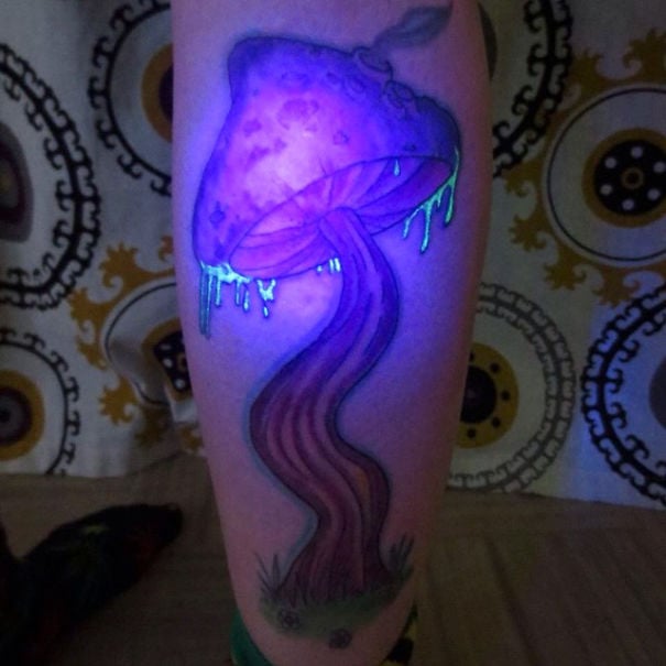 Tatuaje que brilla bajo la luz negra en forma de hongo 
