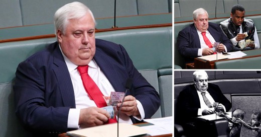 fotografía donde el político australiano Clive Palmer descaradamente está contando dinero en el Parlamento y es trolleado