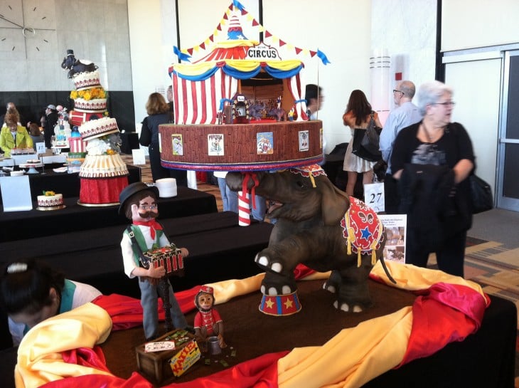 PASTELES DE CIRCO EN UNA EXPOSICIÓN