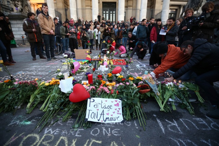 ciudadanos en Bruselas solidarizándose por una buena causa 