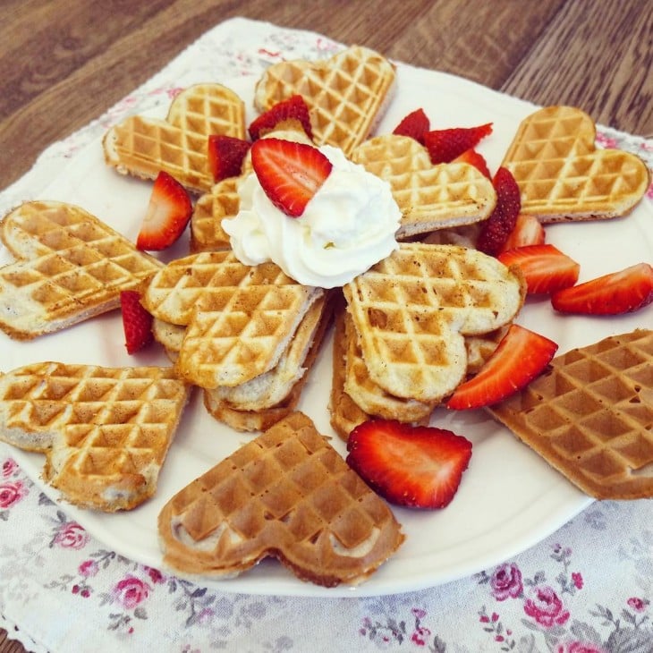 waffles en forma de corazón con crema y fresas 