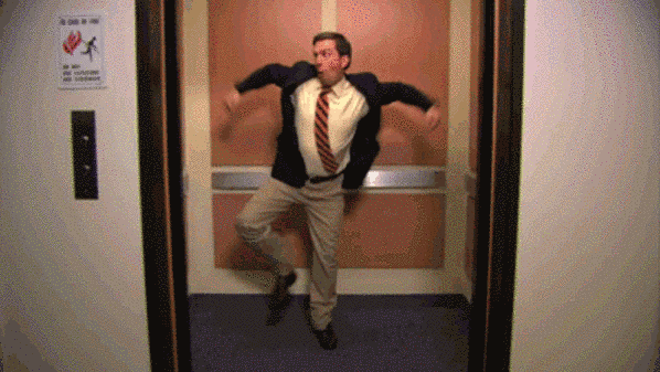 ejecutivo bailando mientras la puerta del elevador se cierra