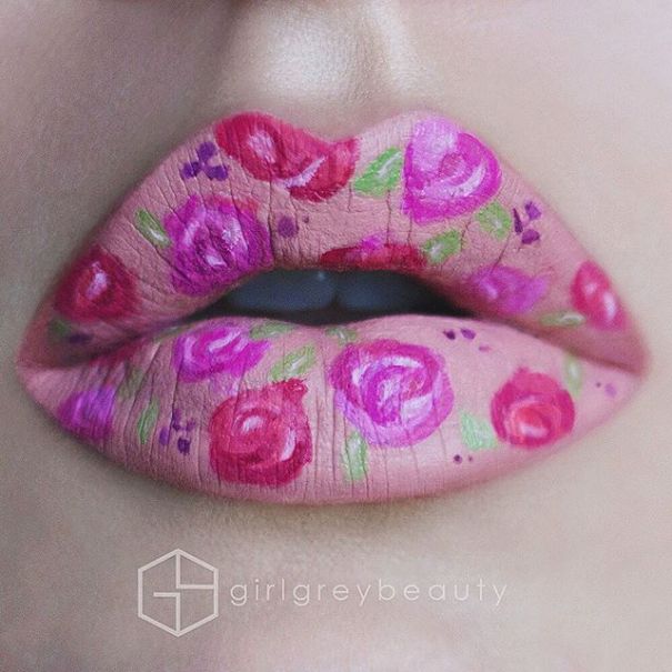 labios con el diseño de rosas sobre un fondo rosa 