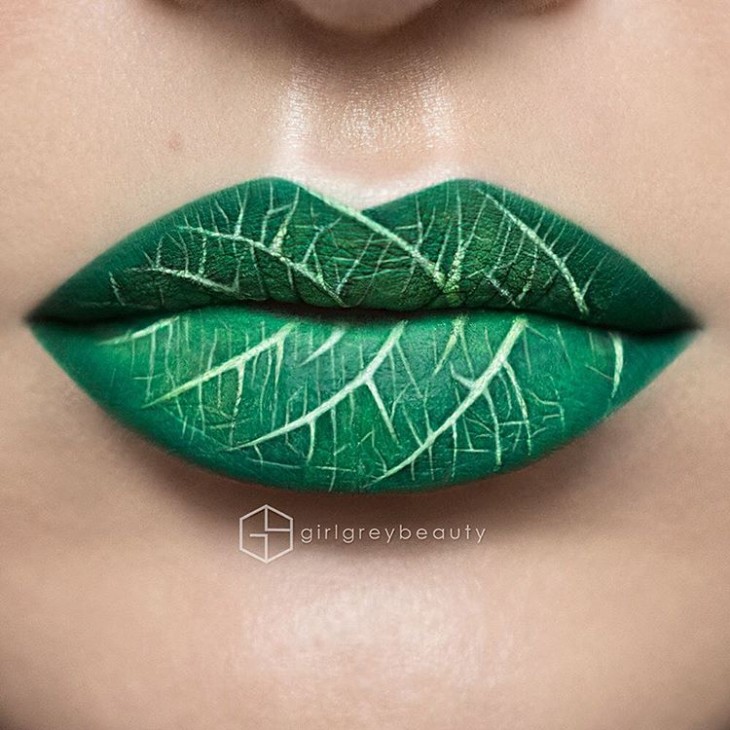 labios pintados con un diseño de una hoja verde 