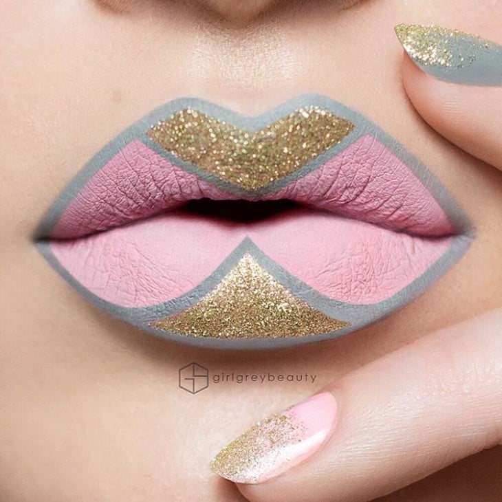 labios con un diseño en color rosa y dorado 