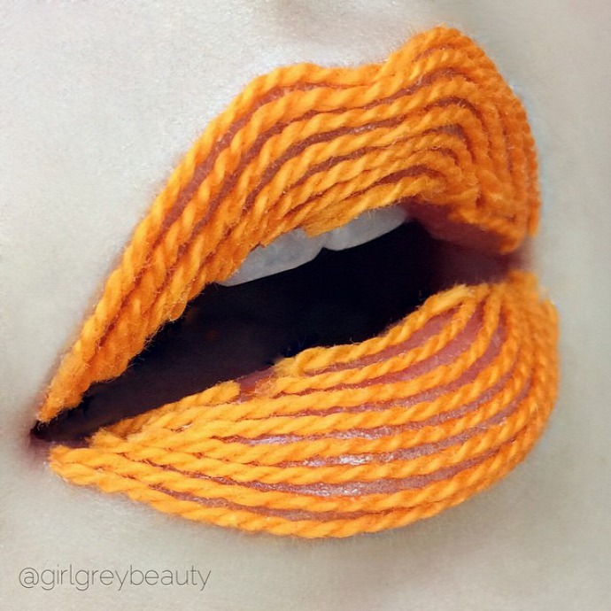labios pintados con listón naranja sobre ellos 