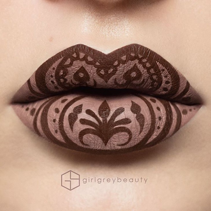 labios con diseños pintados en color café 