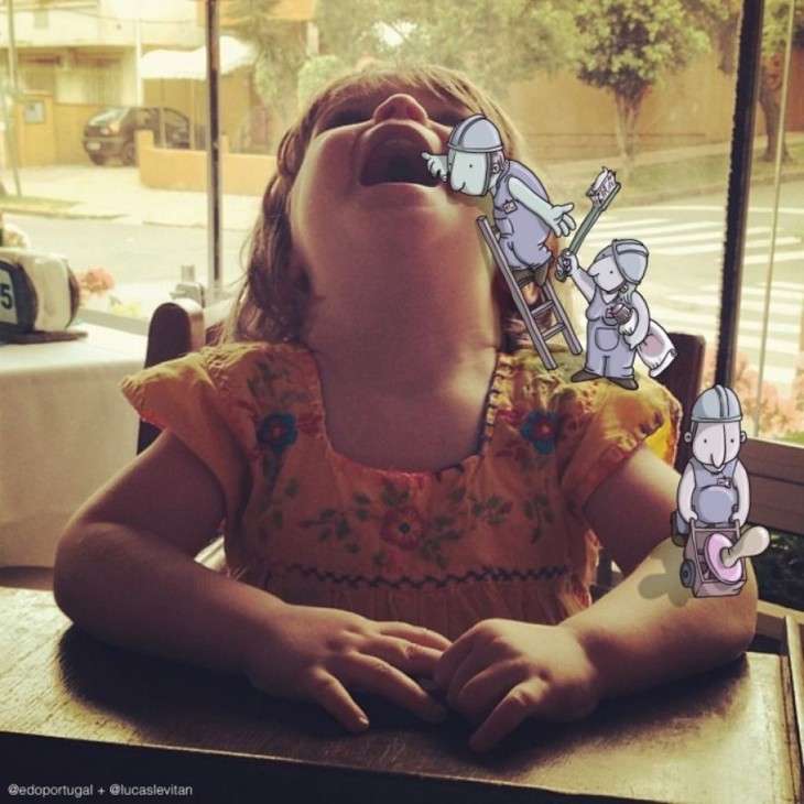 Fotografía de una niña viendo hacia arriba con unos dibujos a punto de entrar en su boca 