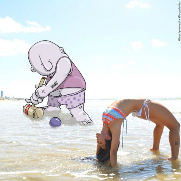 fotografía divertida de un dibujo a punto de meter una pelota entre una chica que esta inclinada hacia atrás en un mar 