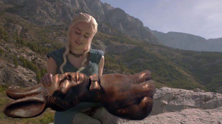 Batalla de Photoshop Daenerys Targaryen personaje de game of thrones con una estatua de conejo en sus manos 