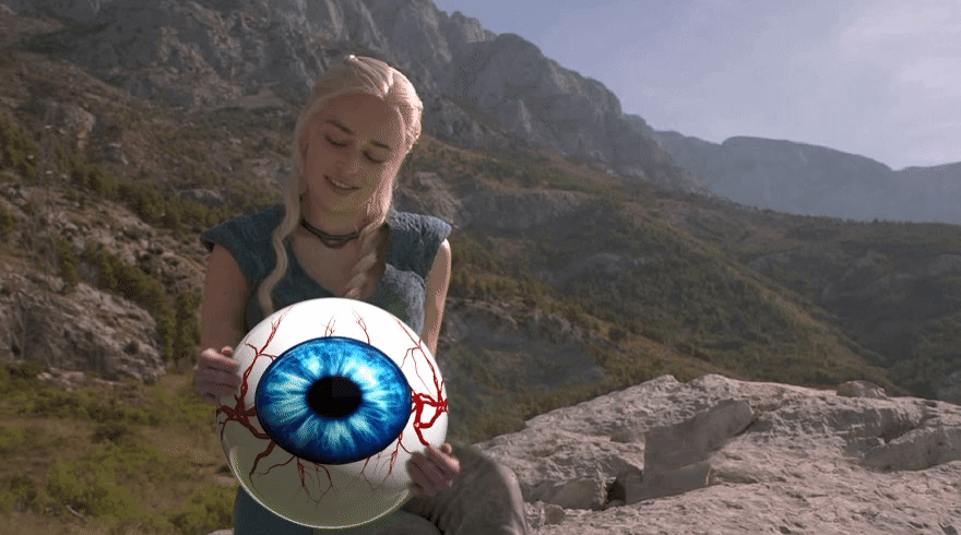 Gif de Daenerys Targaryen de Game of Thrones con un ojo en sus manos 
