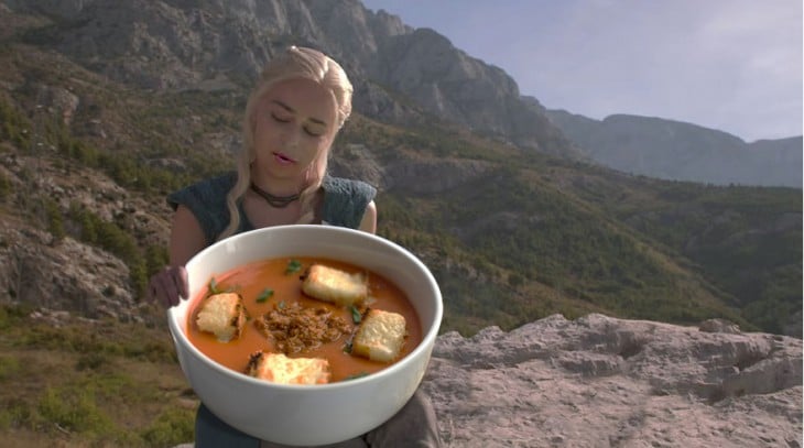 Batalla de Photoshop Daenerys Targaryen de Game of Thrones con un caldo en sus manos 