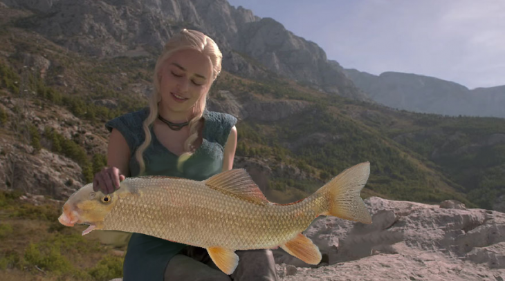 photoshop del personaje Daenerys de game of thrones con un pescado en sus manos 