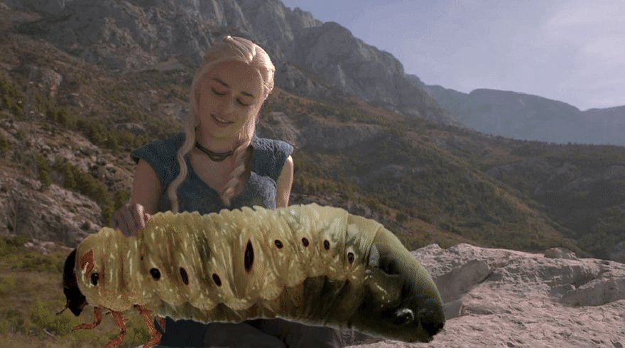 Gif de Daenerys de Game of Thrones con un gusano en las manos 
