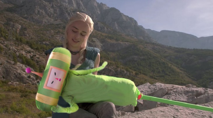 Batalla de Photoshop Daenerys Game of Thrones con un monito verde sobre sus manos 