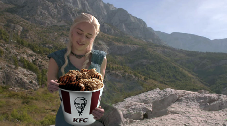 Photoshop de Daenerys Targaryen de Game of Thrones con una cubeta de pollo KFC en las manos 