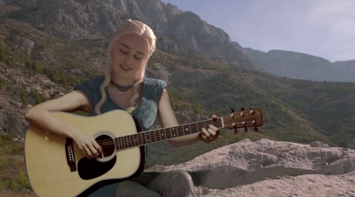 Daenerys Targaryen de Game of Thrones tocando la guitarra 