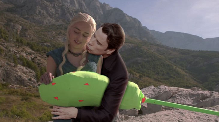 Photoshop Daenerys Game of Thrones recibiendo un beso por Travolta 