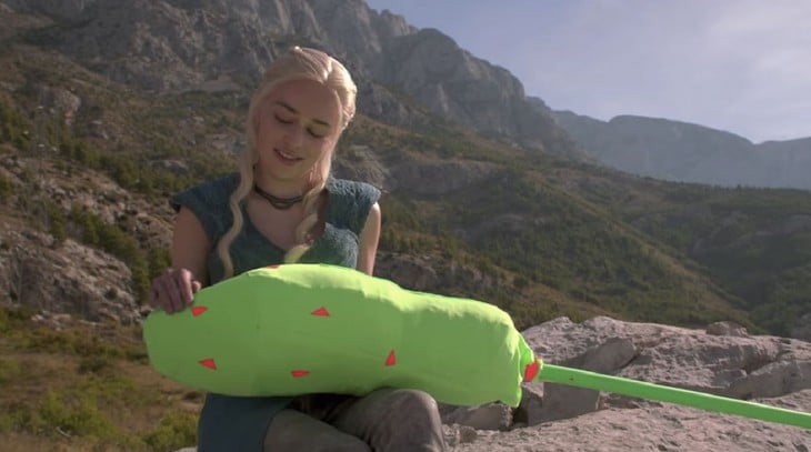 Daenerys de Game of Thrones detrás de la pantalla verde 