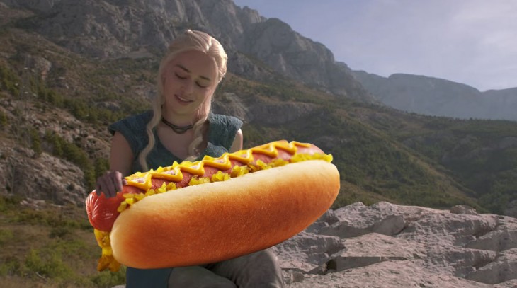 Batalla de Photoshop de Daenerys de Game of Thrones con un enorme hot dog entre sus manos 