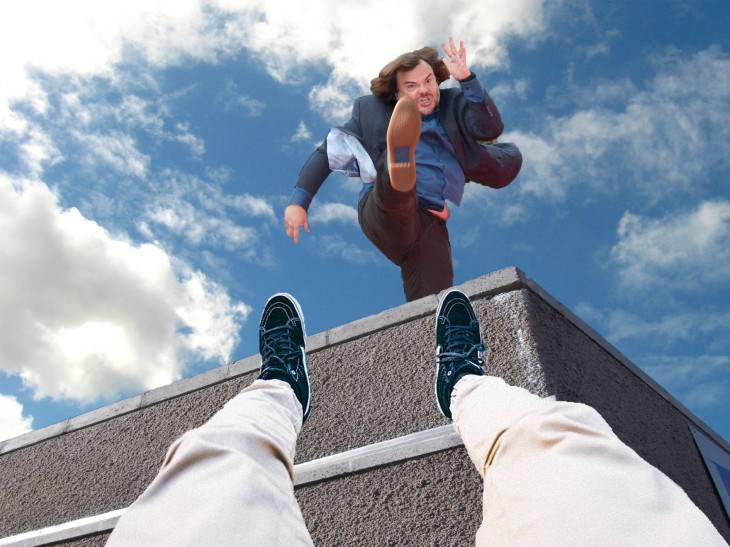 photoshop de jack black tirando una patada desde un edificio enorme 