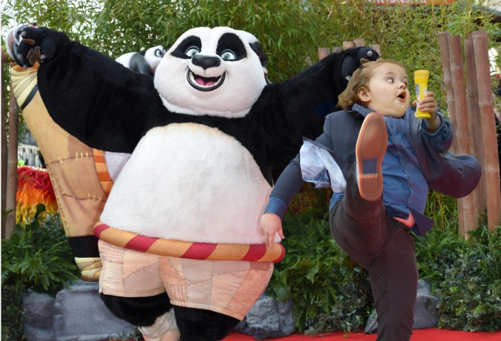 photoshop del cuerpo de Jack Black con la cara de la niña que huye de algo 