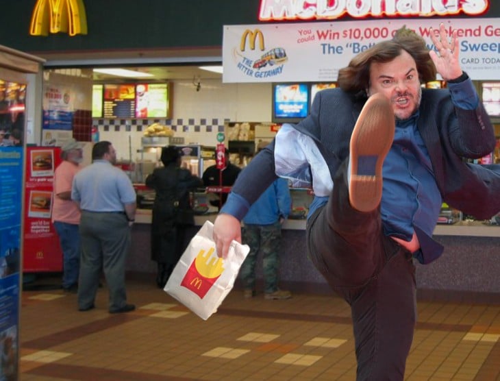 photoshop de Jack Black dando una patada en una tienda de Mc Donalds 