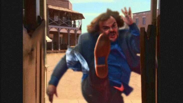 photoshop de jack black dandole una patada a una puerta 