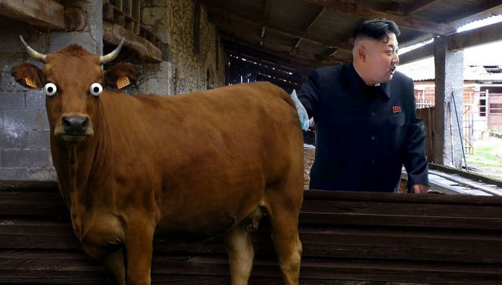 Batalla de Photoshop a Kim Jong Un fumando en un orfanato metiendo la mano sobre un toro 