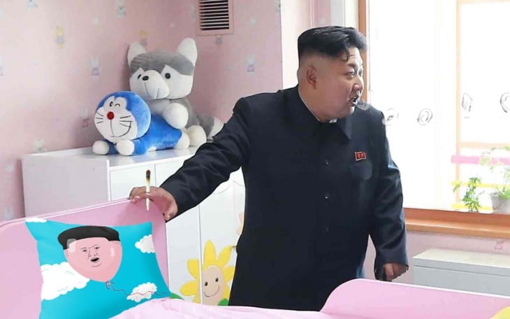 Batalla de Photoshop a Kim Jong Un fumando en un orfanato con un cojín en forma de su cara 