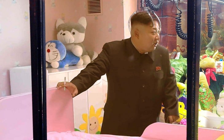 Batalla de Photoshop a Kim Jong Un fumando en un orfanato dentro de una maquina de peluches 