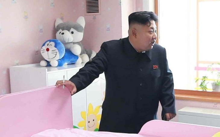 fotografía del líder de Corea, Kim Jong Un fumando dentro de un orfanato