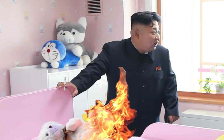  Photoshop a Kim Jong Un fumando en un orfanato donde un peluche se está quemando 