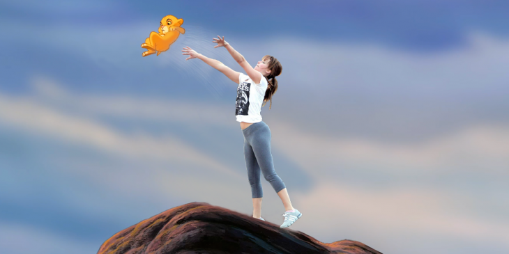 Photoshop de Jennifer Lawrence jugando basquet lanzando a simba del rey león 