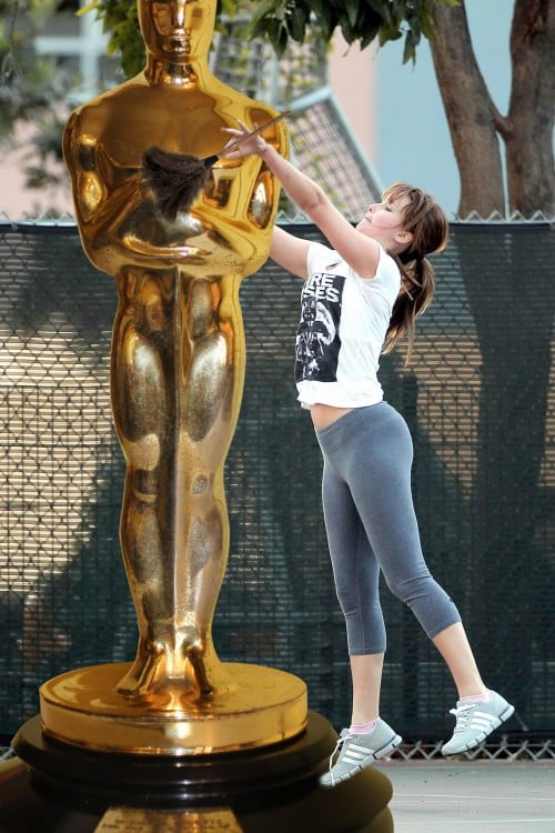Batalla de photoshop de Jennifer Lawrence jugando basquet limpiando un premio Oscar 