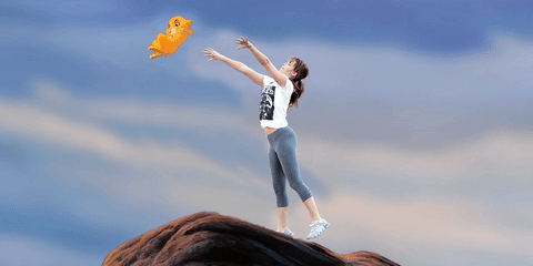 gif de la batalla de photoshop de Jennifer Lawrence jugando basquet con simba del rey león 
