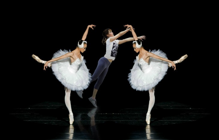 Batalla de photoshop de Jennifer Lawrence jugando basquet en medio de dos bailarinas de ballet 