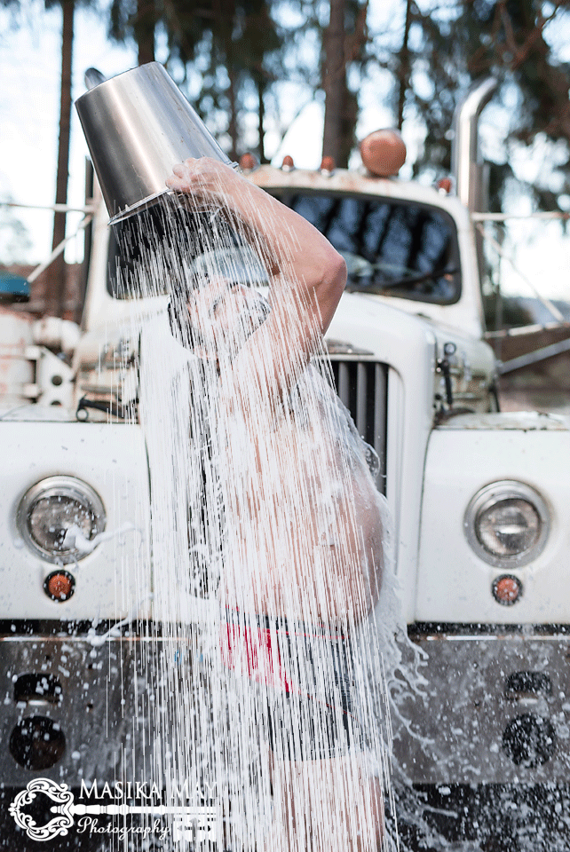 gif de la guerra photoshop donde el hombre con un balde sobre su cabeza se está echando agua 