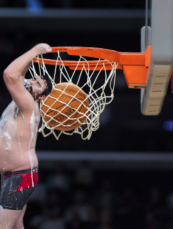 Batalla de photoshop del chico que poso con un balde sobre la cabeza encestando en una canasta de basquetbol 