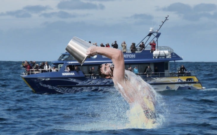 batalla de photoshop del hombre con un balde en una escena a lado de un barco 