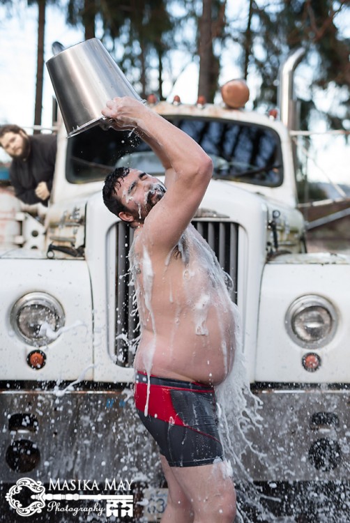 Batalla de photoshop del chico que poso con un balde sobre la cabeza donde se ve la cara de un hombre espiándolo 