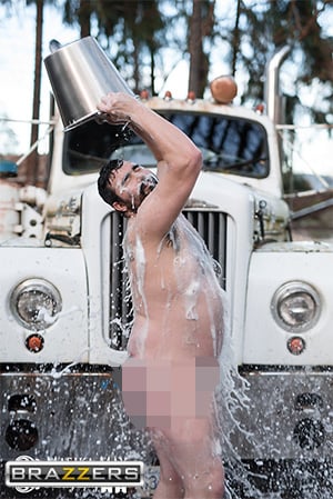 photoshop de un hombre con un balde sobre su cabeza censurando su cuerpo con una imagen borrosa 