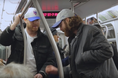 cpatura de pantalla de la broma de cuatro pares de gemelos en un metro de Nueva York