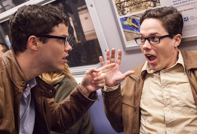 Captura de pantalla de la broma de cuatro pares de gemelos en un metro de Nueva York a cargo del canal de youtube Improv Everywhere