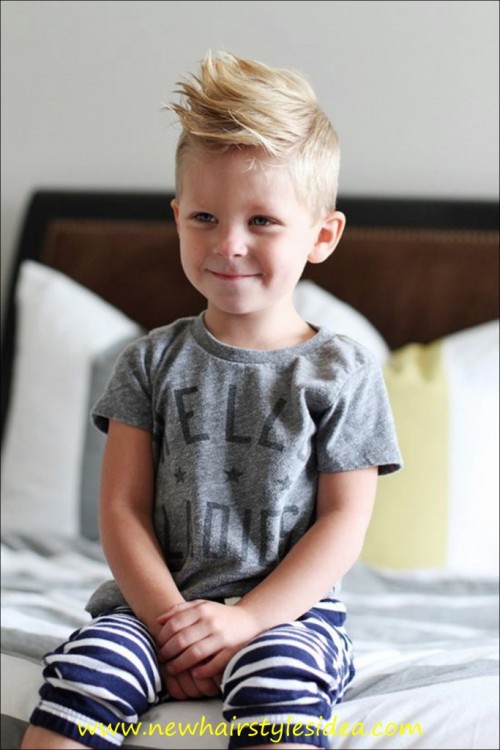 NIÑO CON CORTE DE CABELLO DE ADULTO Y PLAYERA GRIS