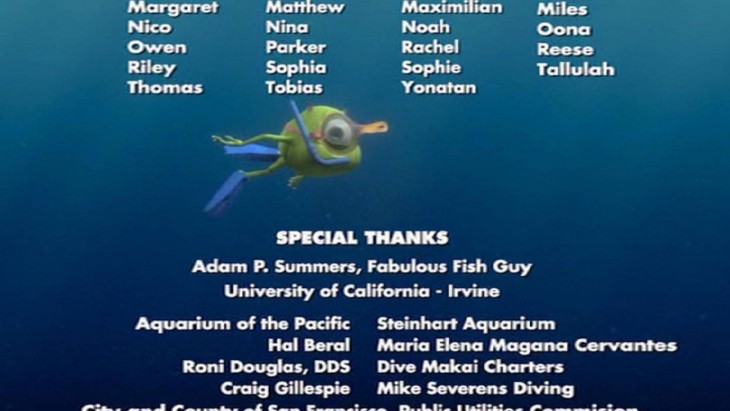 Mike Wazowski buceando en los créditos de la película Buscando a Nemo 