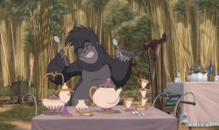 Escena de la película de Tarzán donde aparecen la señora Potts y Chip de la bella y la bestia 