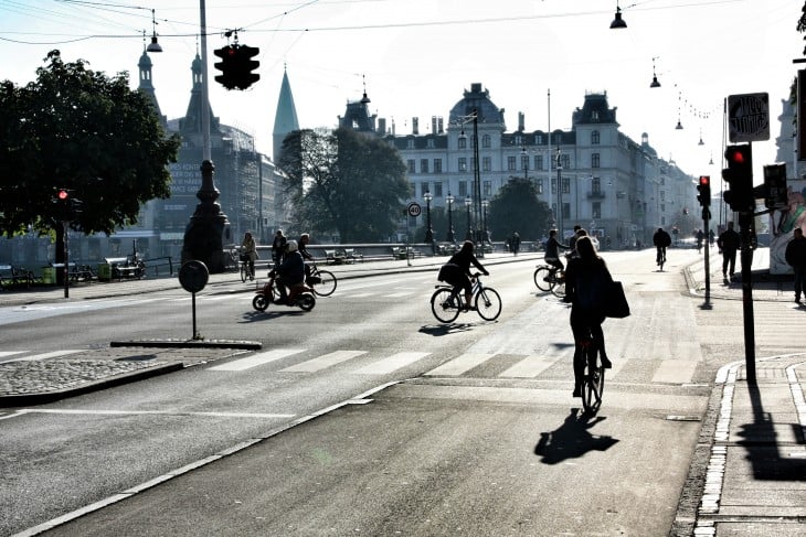 personas montadas en sus bicicletas en las calles de Copenhague, Dinamarca