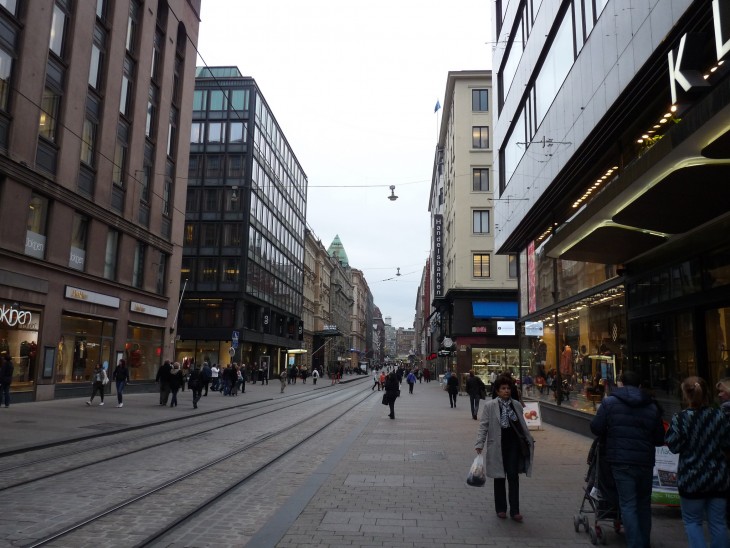 personas caminando por la calle del centro de Helsinki, Finlandia