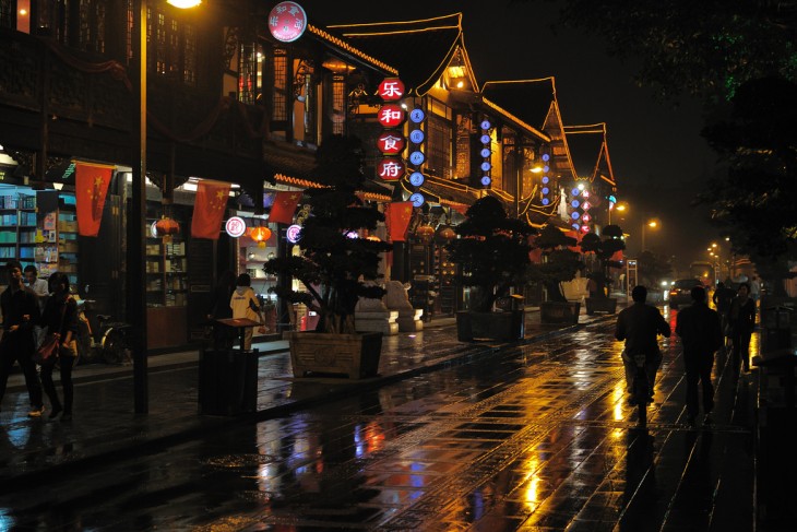 Calles en la noche por Chengdu, China